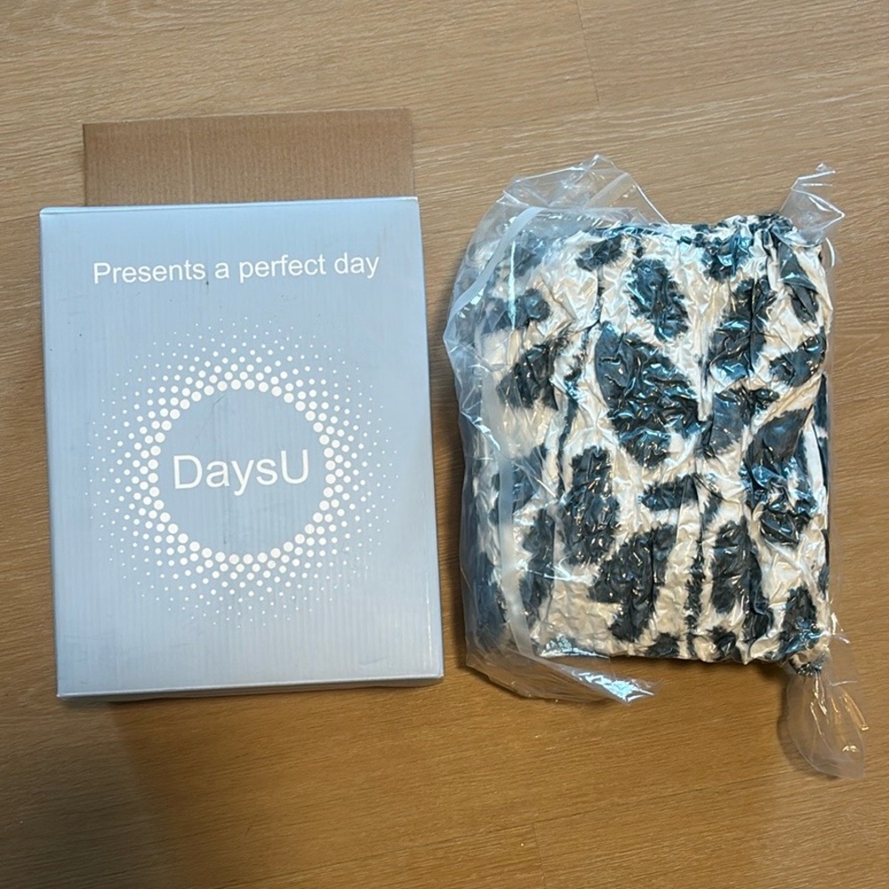 NIB DaysU King Blanket with Leaf Print (108" x 90")